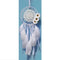 Attrape-rêves blanc avec des marguerites et des plumes suspendues à une sangle en crochet.