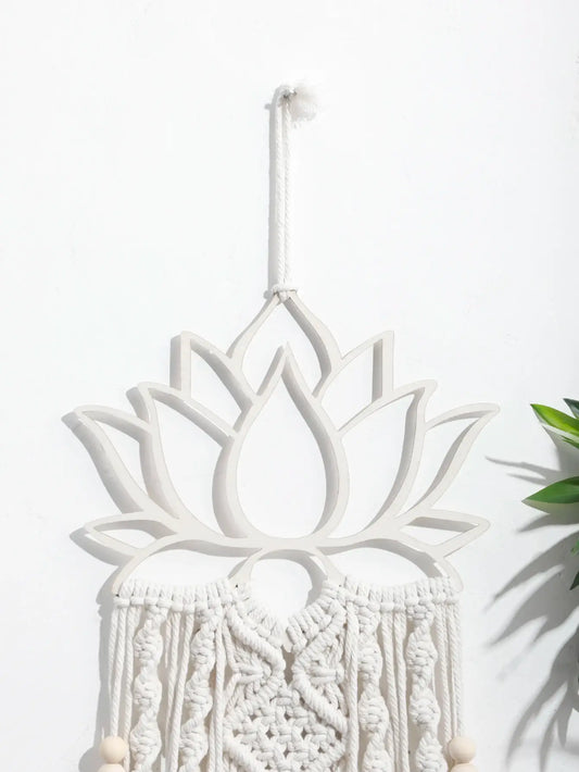 Tenture murale en macramé blanc avec un motif de fleur de lotus au sommet.