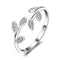 Bague en argent en forme de feuille avec cristaux incrustés.