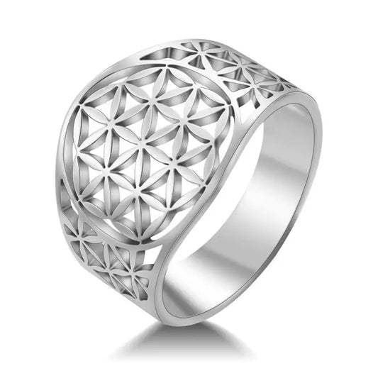 Bague en argent ornée d’un motif géométrique sacré représentant une fleur de vie.