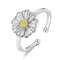 Bague marguerite en argent sterling avec un centre jaune et un anneau réglable.
