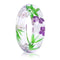 Bracelet en résine transparente avec des fleurs violettes et des feuilles vertes incrustées.
