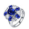 Bague en argent avec des pierres bleues et blanches.