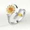 Bague réglable en argent, ornée d’un tournesol doré et d’une libellule.