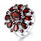 Bague en argent présentant un motif floral en forme de grappe, réalisé avec des grenats rouge foncé.