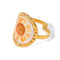 Bague en plaqué or ornée d’une fleur de marguerite conservée dans une résine transparente.