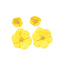 Boucles d’oreilles en forme de fleurs jaunes avec centres dorés.