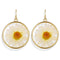 Boucles d’oreilles en or avec des marguerites blanches préservées au centre jaune.