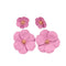 Boucles d’oreilles en forme de goutte avec des fleurs roses et des centres dorés.