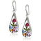 Boucles d’oreilles en argent en forme de goutte d’eau contenant des fleurs séchées colorées pressées.