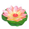 Bougeoir en forme de lotus rose et jaune avec une base en forme de feuille verte.