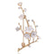 Délicate broche dorée représentant des fleurs de cerisier avec des accents de cristal et des pétales de nacre.