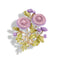 Broche florale décorative présentant des fleurs roses et violettes avec des feuilles et des tiges dorées.