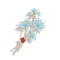Délicate broche florale représentant des marguerites bleu clair avec une pierre précieuse rouge sur des tiges dorées.