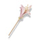 Délicate broche en forme de fleur de lys rose avec tige et accents dorés.