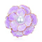 Broche fleur en émail lavande avec un centre en perle et une bordure en métal doré.