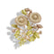 Broche florale décorative représentant des fleurs ressemblant à des pissenlits avec des feuilles vertes dans des tons métalliques.