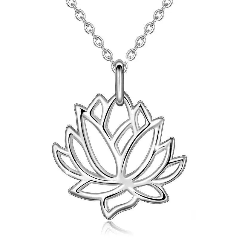 Pendentif en argent en forme de fleur de lotus sur un collier en chaîne.