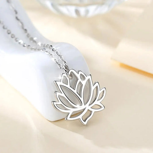 Pendentif en argent en forme de fleur de lotus sur une chaîne délicate.