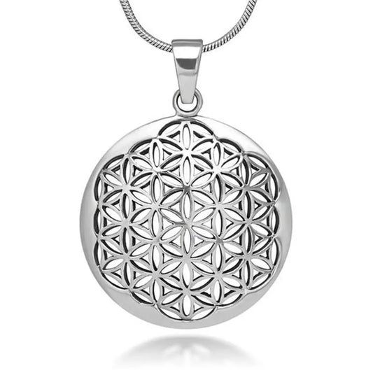 Pendentif en argent représentant le motif géométrique sacré de la fleur de vie sur un médaillon rond.