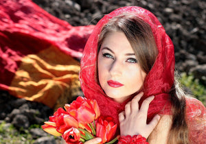 femme avec foulard fleur