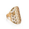 Bague dorée à motifs de fleurs.