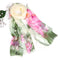Foulard en soie avec des roses roses et blanches sur fond vert.