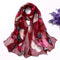 Foulard en soie de Bourgogne avec des motifs floraux dans les tons blanc, rose et bleu.