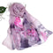 Délicate écharpe en soie avec un motif floral aquarelle rose et violet.