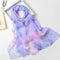 Délicate écharpe en soie au motif floral aquarelle lavande et rose.