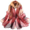Foulard en soie transparente avec des couleurs dégradées allant de la pêche au rouge bordeaux.
