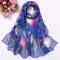 Foulard bleu transparent à fleurs roses et blanches.