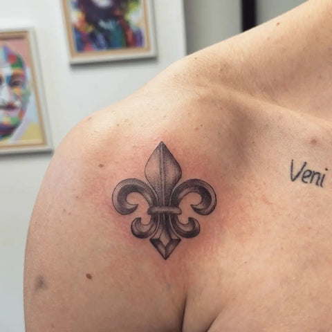 Tatouage Fleur de Lys: Signification et Exemples