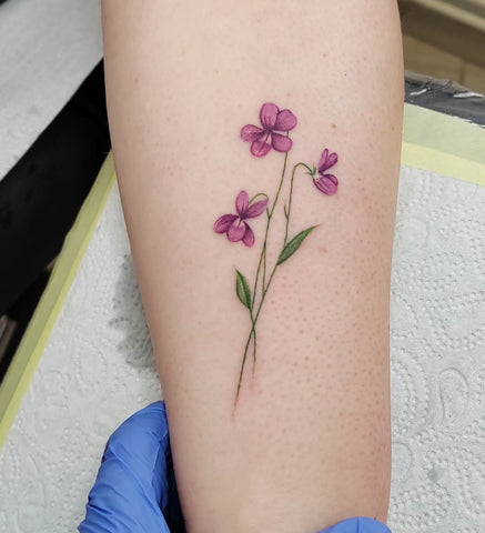 Fleur de Naissance Tatouage: Significations et Idées mois