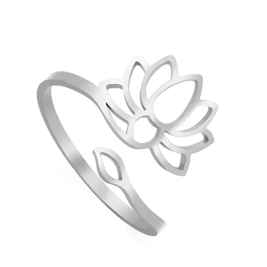 Bague en argent en forme de fleur de lotus.