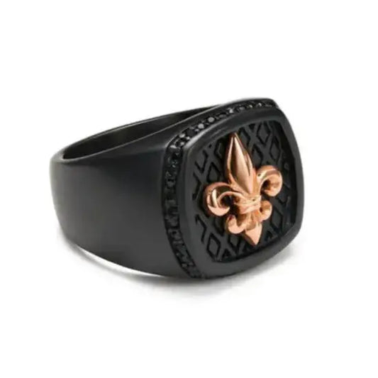 Bague noire surmontée d’une fleur de lys en or rose.