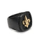 Bague noire avec un symbole de fleur de lys en or sur une face texturée.