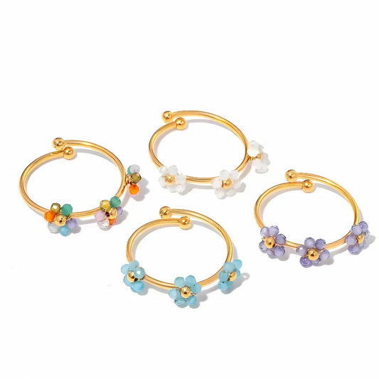 Quatre anneaux de fleurs en or.