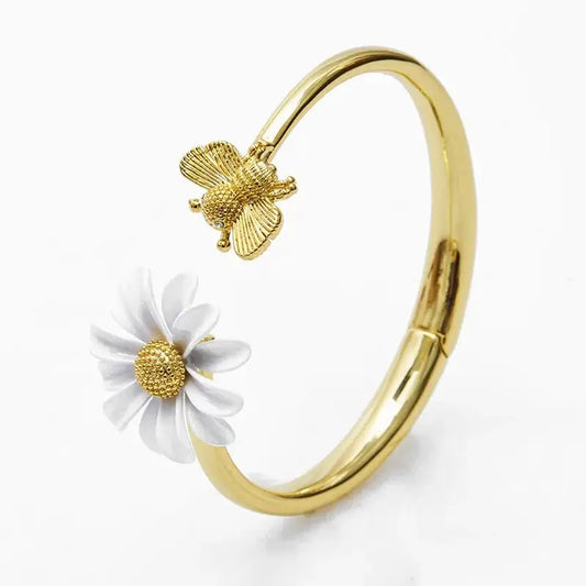 Bracelet en or avec abeille et marguerite.