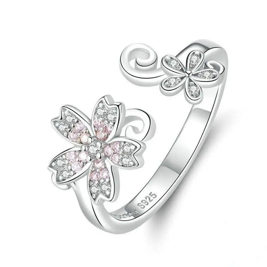 Bague fleur en argent avec pierres roses et blanches.