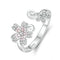 Bague fleur en argent avec pierres roses et blanches.