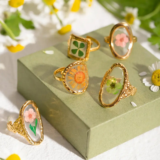 Bagues en or avec fleurs incrustées.