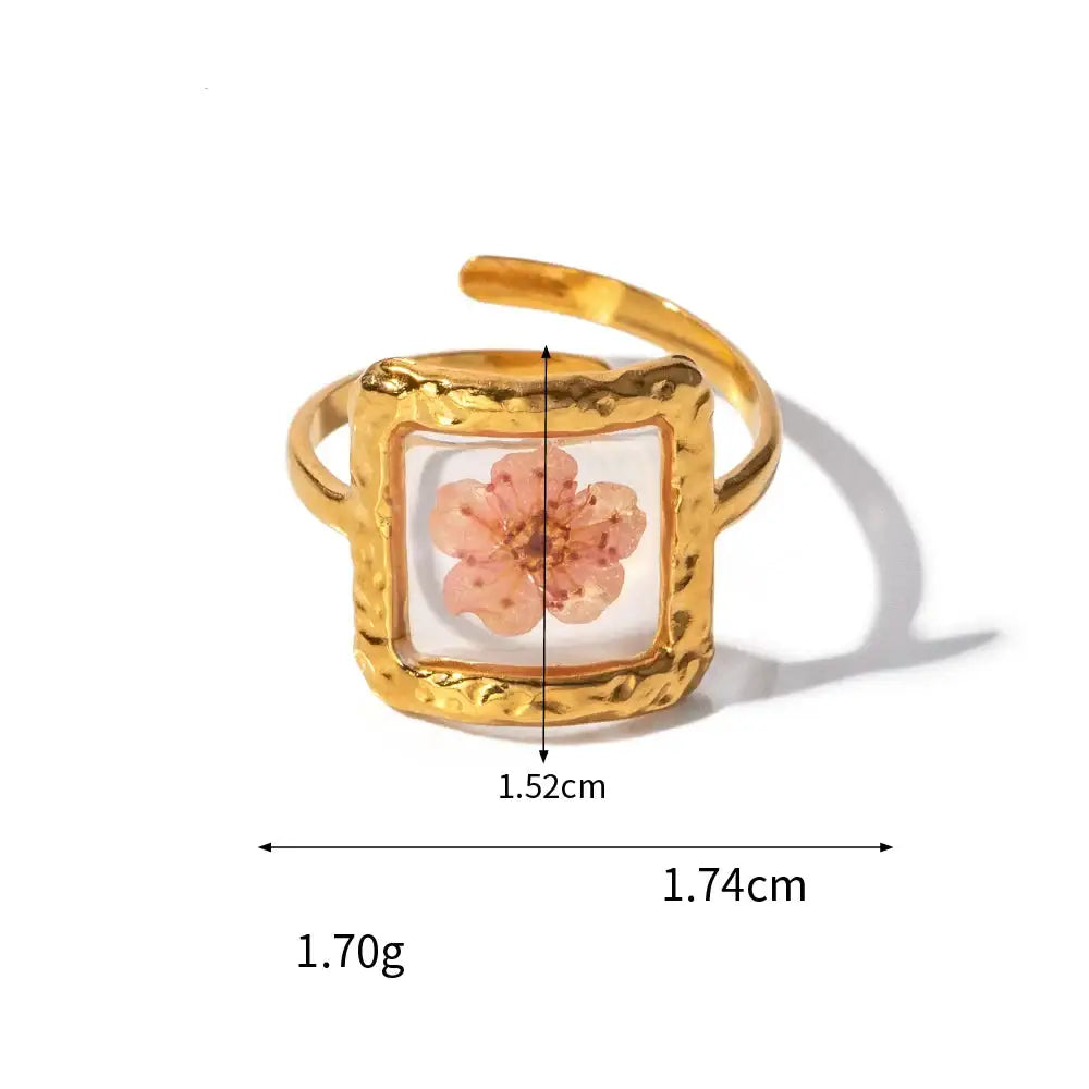 Bague en or avec fleur enchâssée.