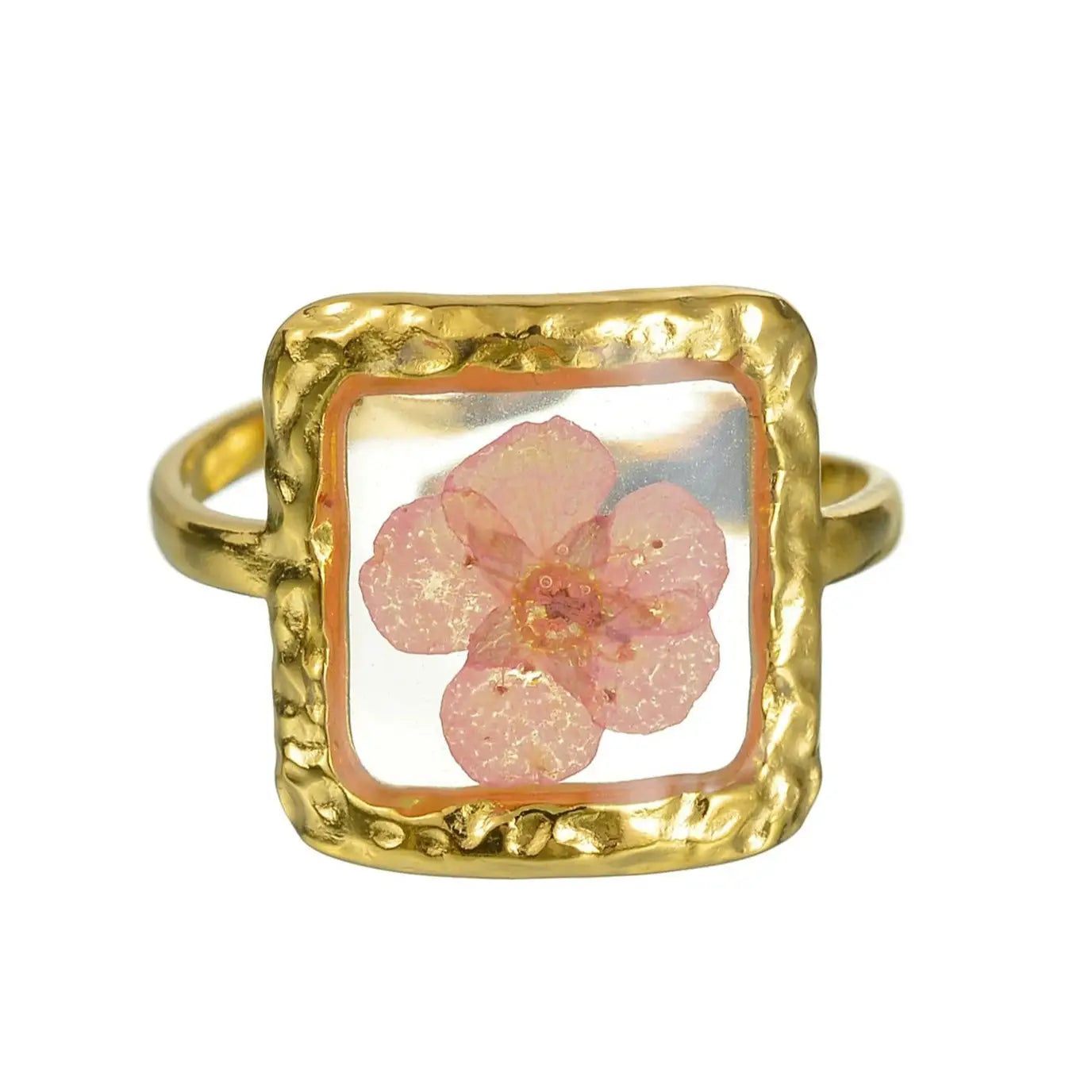 Bague en or avec une fleur rose pressée.