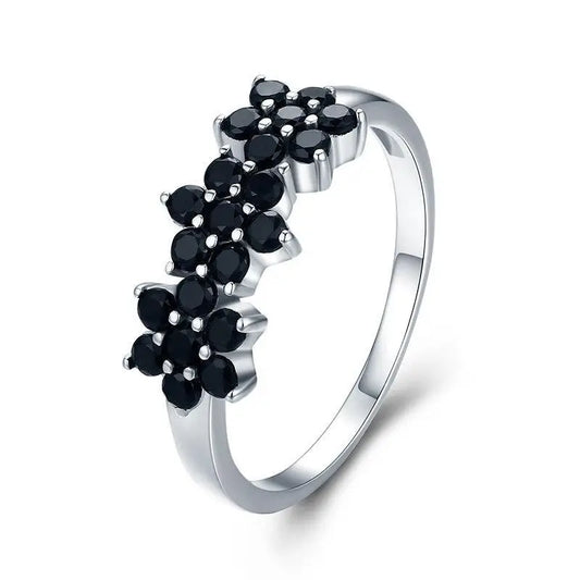 Bague en argent avec des fleurs en pierre noire.