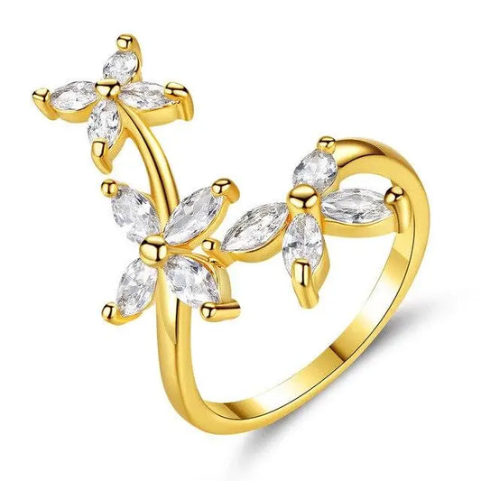 Bague florale en or avec pierres précieuses transparentes.