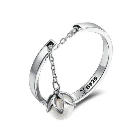 Bague en argent avec pendentif en forme de perle.