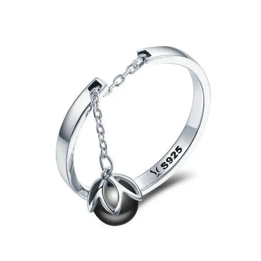 Bague en argent avec perle noire pendante.