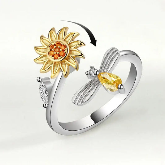 Bague réglable en argent, ornée d’un tournesol doré et d’une libellule.