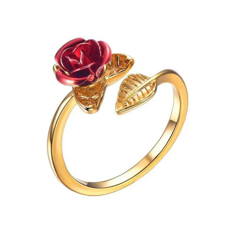 Bague en plaqué or ornée d’une rose rouge et de feuilles décoratives.